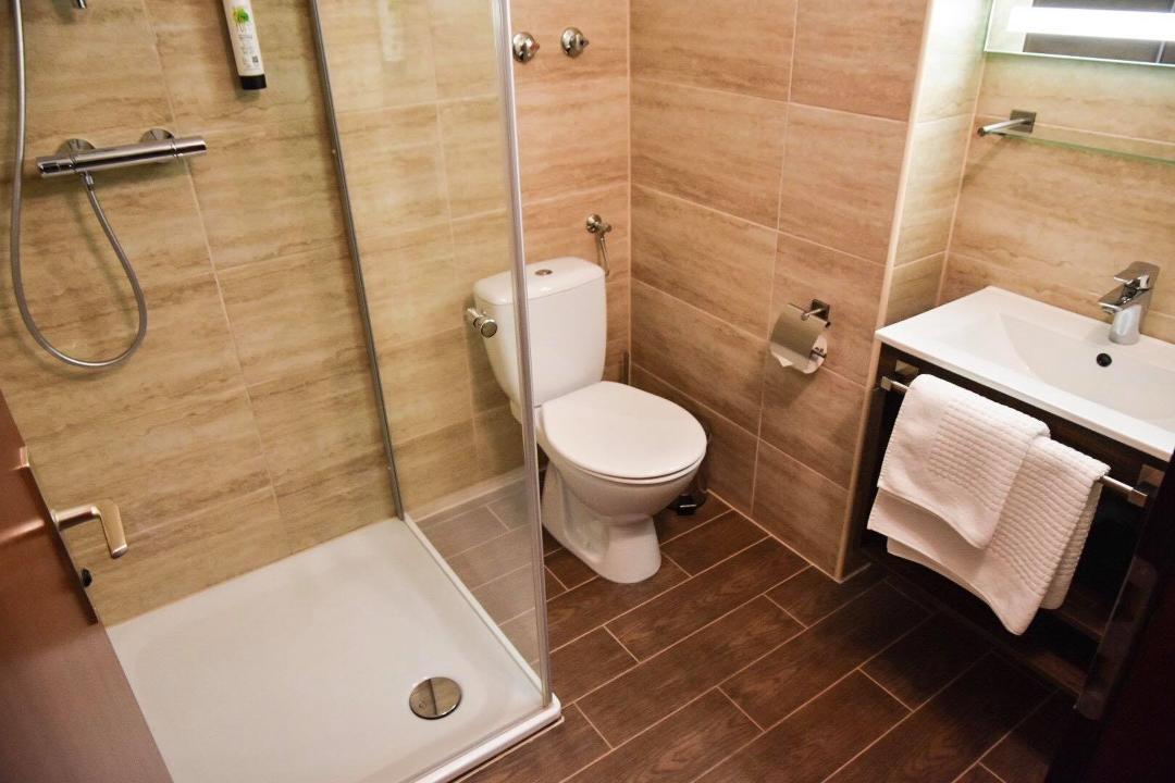 https://www.hotelmartinsklause.de/images/Room/double-standard-bath.jpeg