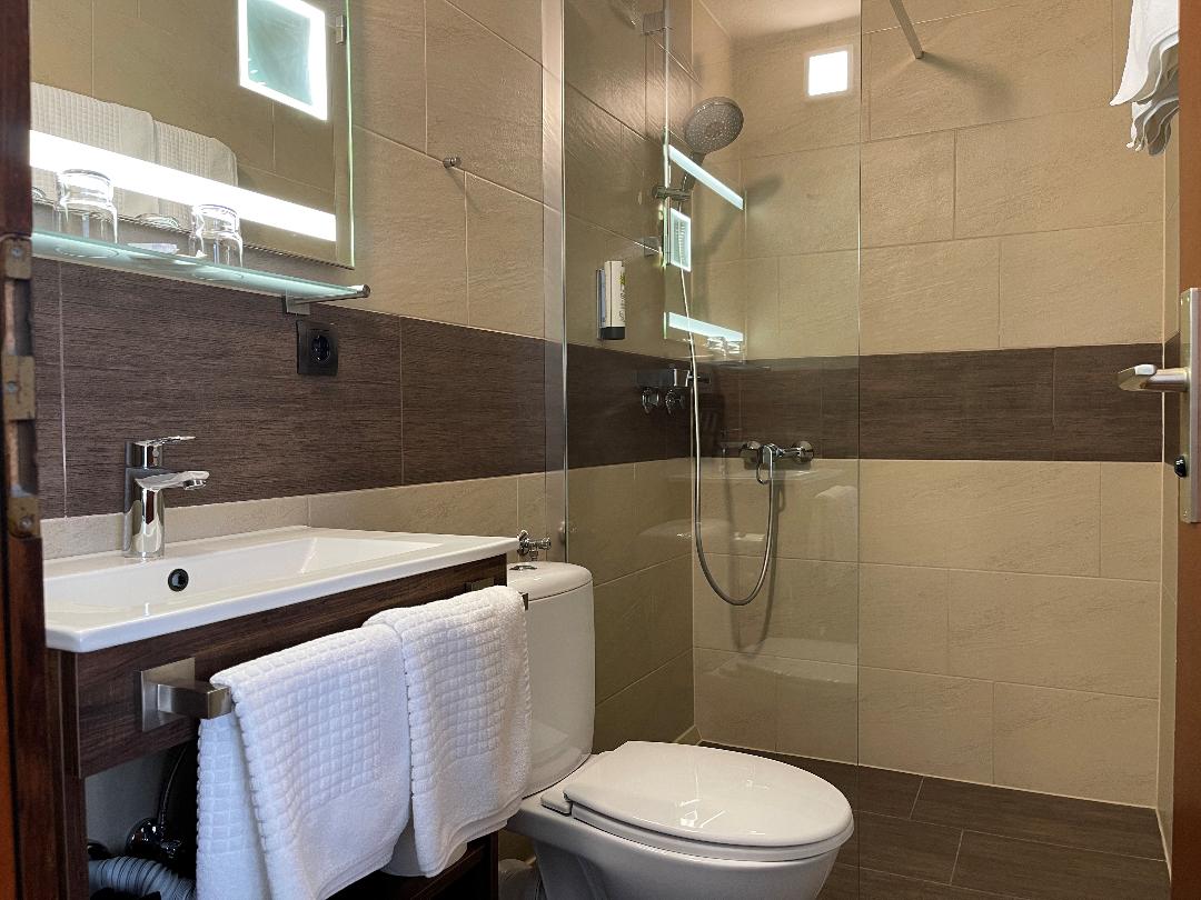 https://www.hotelmartinsklause.de/images/Room/double-superior-bath.jpeg